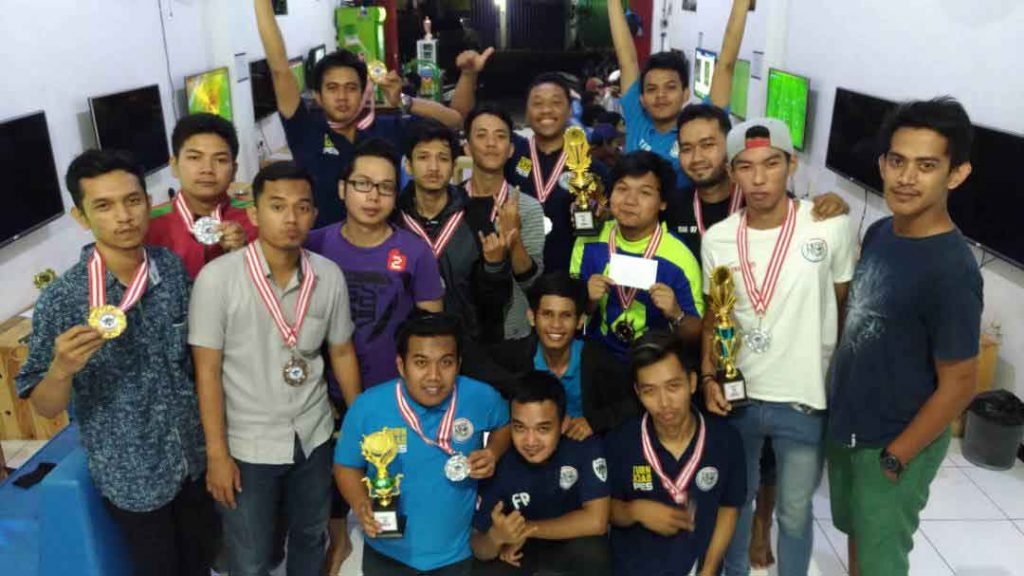 Untuk terus mengasah kecakapan bermain anggota komunitasnya, PES Balikpapan Community juga secara rutin mengadakan turnamen komunitas Liga Kopdar.