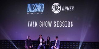 Kiri-kanan: MC, Paul Chen (Managing Director Blizzard Entertainment Taiwan/Hong Kong/South East Asia), penerjemah dan Adrian Lim, Director AKG Games sedang berdiskusi mengenai perkembangan esports di dunia dan rencana yang disiapkan untuk esports di Indonesia melalui kerja sama antara Blizzard Entertainment dan AKG Games.